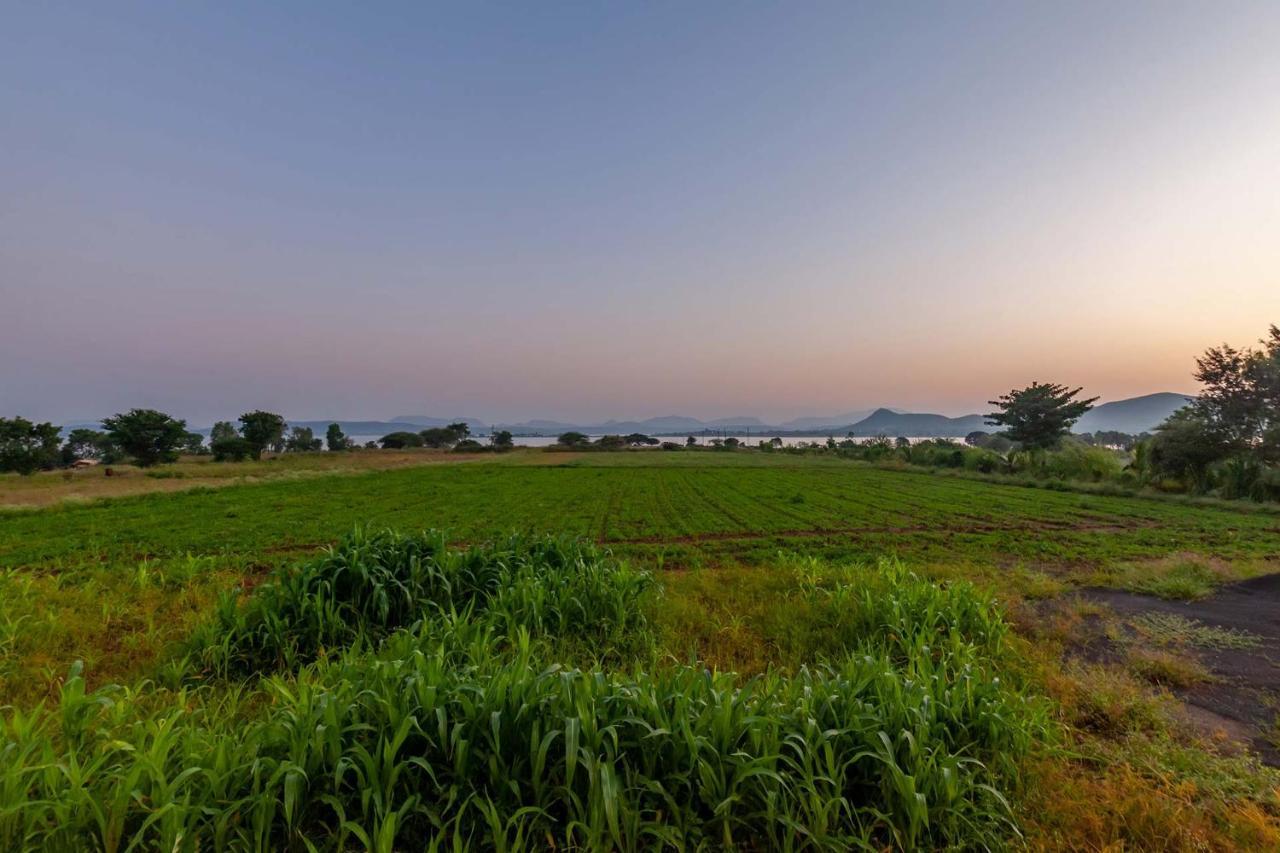 Stayvista'S Lake La Vie - Tranquil Lake-View Villa Amidst Farmland With Pool And Poolside Gazebo - Proximity To Sula Nashik Zewnętrze zdjęcie