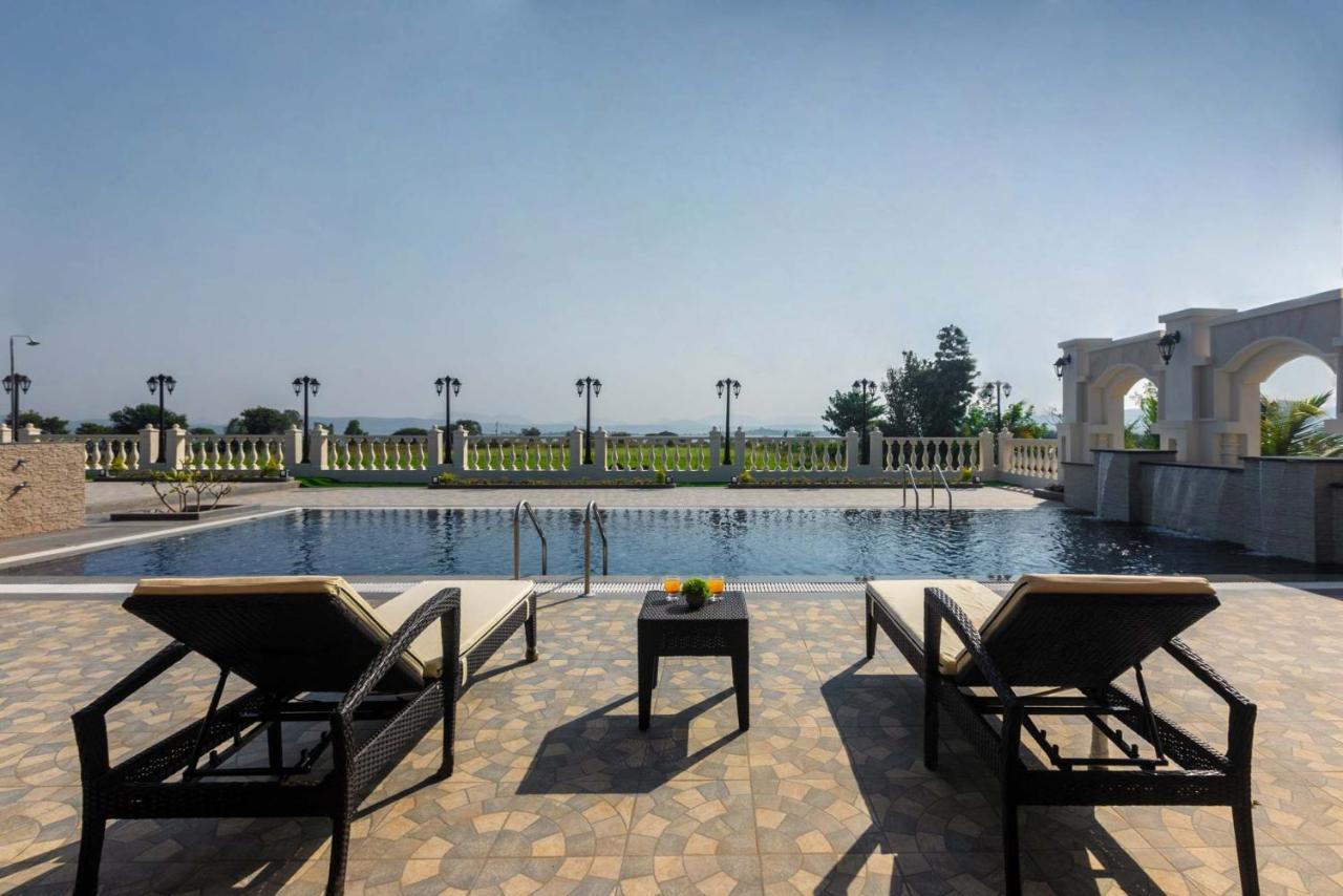 Stayvista'S Lake La Vie - Tranquil Lake-View Villa Amidst Farmland With Pool And Poolside Gazebo - Proximity To Sula Nashik Zewnętrze zdjęcie